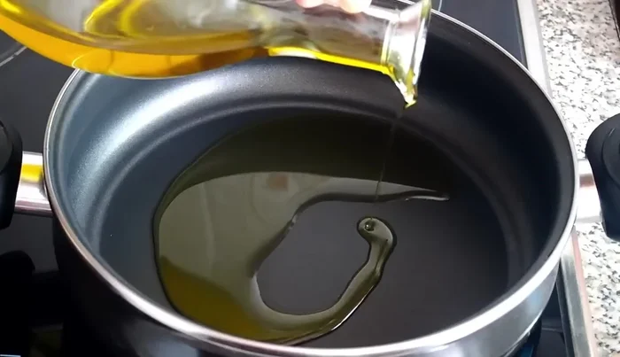 En una cazuela, calentar aceite de oliva y añadir la cebolla. Rehogar a fuego medio-bajo durante 12-15 minutos hasta que esté transparente.