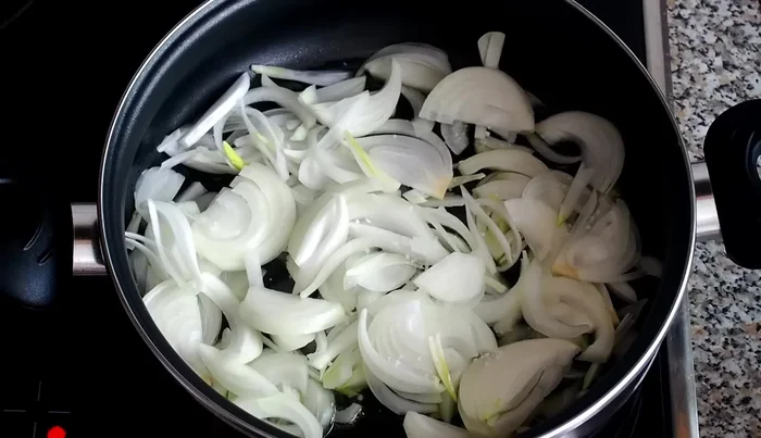Añadir un poco de sal a la cebolla.