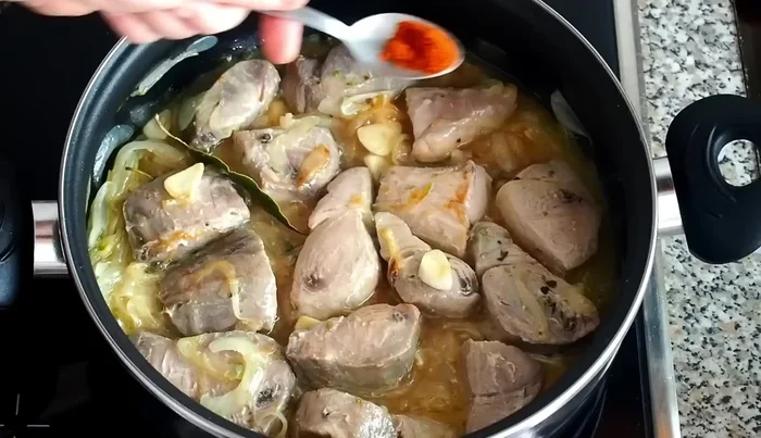 Incorporar pimentón para color y sabor.