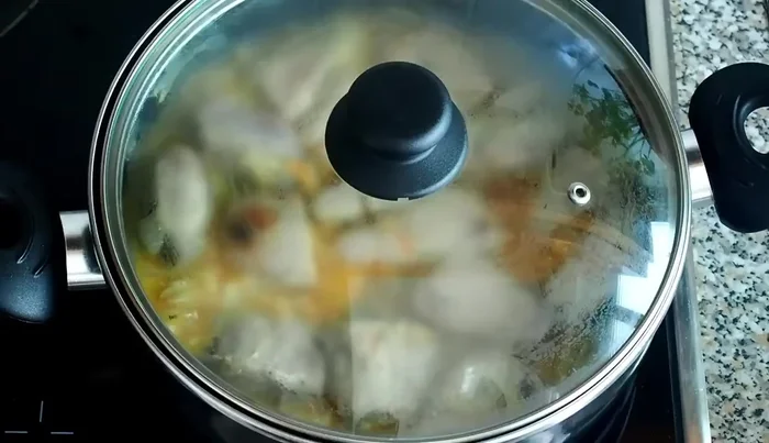 Tapar y cocinar a fuego medio durante 8-10 minutos.