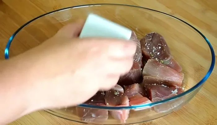 Añadir 2 o 3 dientes de ajo laminados, laurel, orégano a la fuente con el atún. Macerar durante 30-60 minutos.