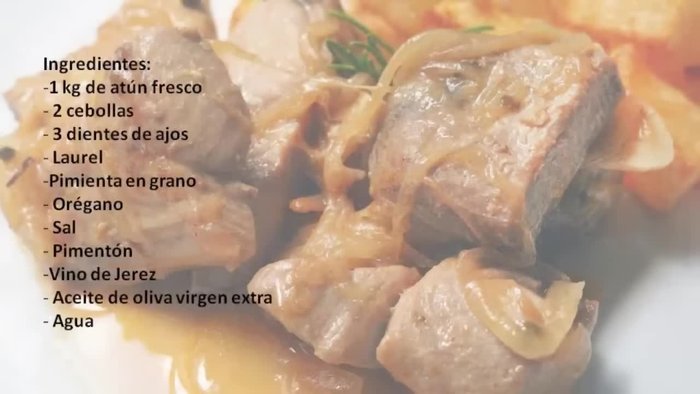 Pedir al pescadero que corte el atún en trozos gruesos para encebollar. Enjuagar bien y escurrir. Añadir sal y pimienta en grano.