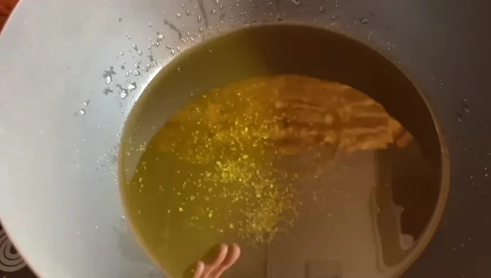 Preparar el caldo: En una olla, sofreír cebolla, puerro y zanahoria en aceite de oliva con sal y pimienta negra. Agregar la gallineta, vino blanco y cocinar 5 minutos para reducir el vino. Añadir agua, laurel y cocinar a fuego medio 20 minutos. Retirar del fuego y dejar reposar al menos una noche.