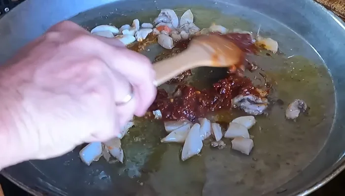 Agregar la salmorreta: Añadir la salmorreta al sofrito de sepia.