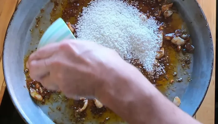 Agregar el arroz: Incorporar el arroz bomba y sofreírlo durante un minuto.