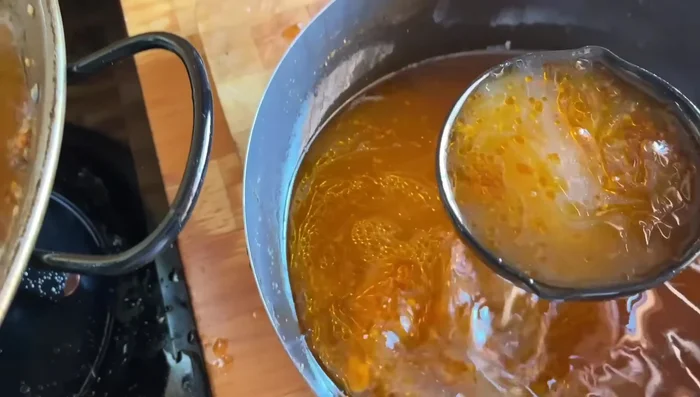 Agregar el caldo: Verter el caldo caliente (3 partes de caldo por 1 de arroz) sobre el arroz.
