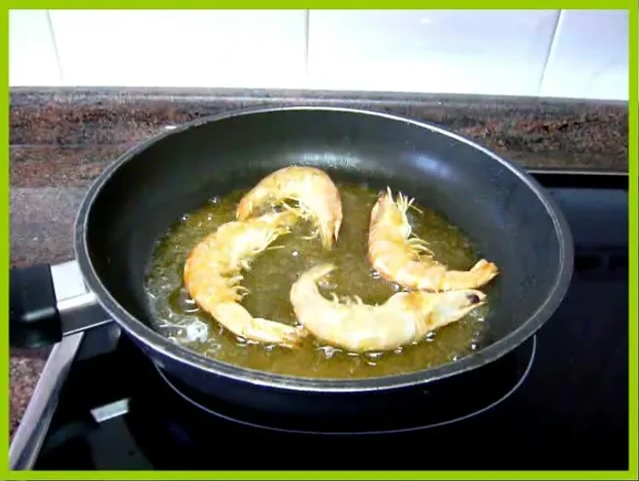 En la misma sartén donde se frió la merluza, freír ligeramente los langostinos por ambos lados. Reservar. [110.479]