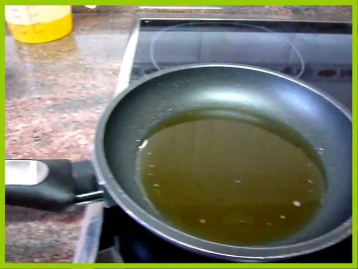 Incorporar la picada de ajo y perejil, y el fumé de pescado. [147.48, 154.959]