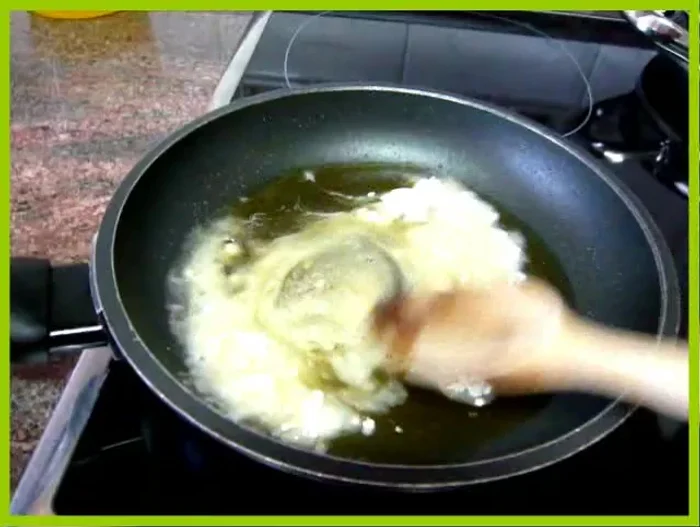 Añadir otra media cucharadita de harina para espesar la salsa. Remover. [158.2, 162.159]