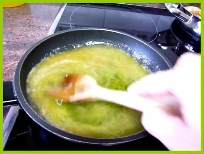 Dejar hervir la salsa a fuego lento, rectificar de sal y añadir un trocito de pastilla de caldo si fuese necesario (al gusto). [191.28, 197.76]