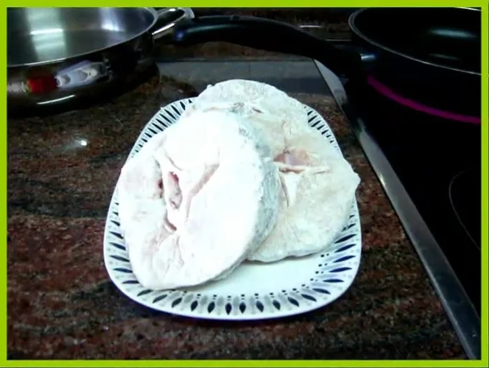 Salpimentar las rodajas de merluza, pasarlas por harina y freírlas ligeramente por ambos lados en la sartén caliente. No hace falta que se doren, solo que se hagan un poco. [43.52, 54.039, 58.32, 64.439]