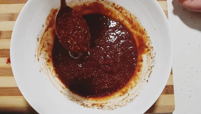 Cubrir el costillar con la salsa de barbacoa ibérica.
