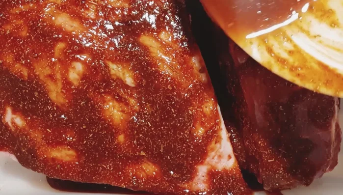 Colocar el costillar en una fuente de horno y cubrir con papel albal.