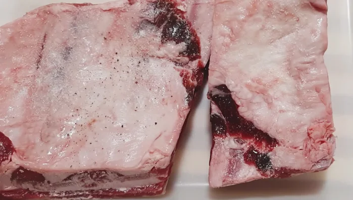 Salpimentar el costillar por todos lados.