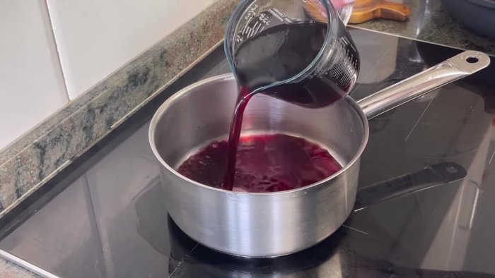Hervir el vino tinto durante 3-4 minutos para eliminar el alcohol y suavizarlo. Reservar.