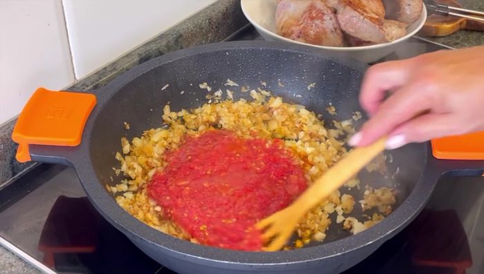 Añadir los tomates rallados, las zanahorias en rodajas, las guindillas (opcional), sal y pimienta. Revolver.
