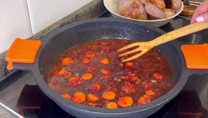 Incorporar el vino reservado.