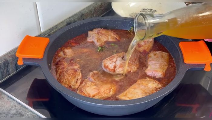 Añadir las hierbas frescas y el caldo de carne. Tapar la olla y cocinar a fuego medio-bajo durante casi 2 horas.