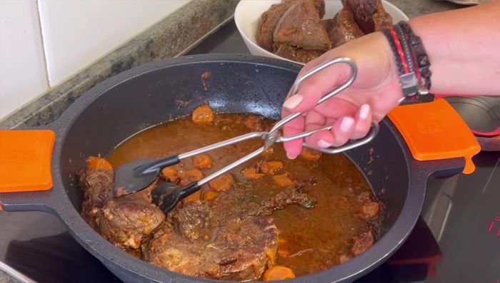 Pasar la salsa por la batidora (opcional). Devolver la salsa a la olla, agregar una nuez de mantequilla y un poco de agua si es necesario. Cocinar a fuego medio-bajo durante 2-3 minutos.