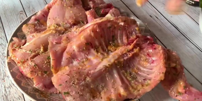 Cortar las cebollas y pimientos en trozos (156.38).