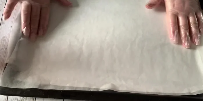 Colocar papel de horno en una bandeja para hornear (191.45).