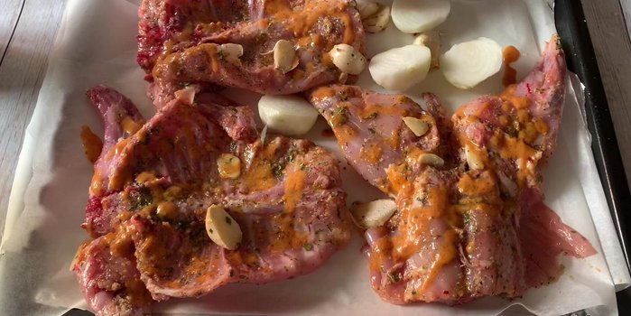Agregar las cebollas y pimientos alrededor del conejo (217.4).