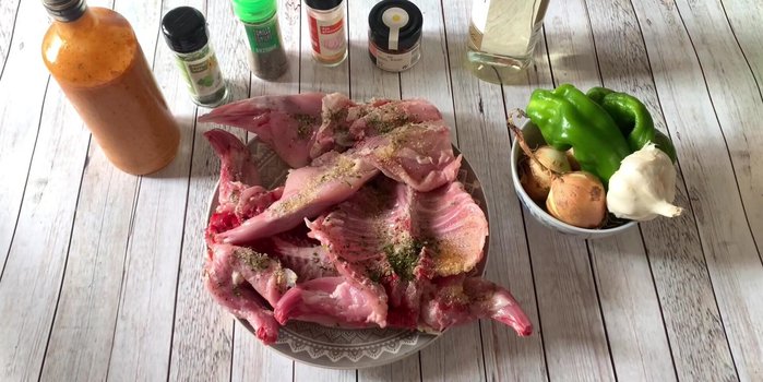 Condimentar el conejo con ajo en polvo, perejil y ají picante (24.18). Dejar reposar al menos 30 minutos para que tome sabor (152.49).