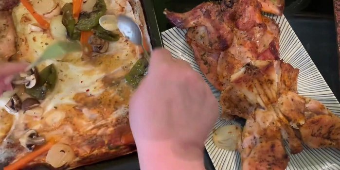 Servir el conejo asado con chimichurri adicional y guarnición (325.21).