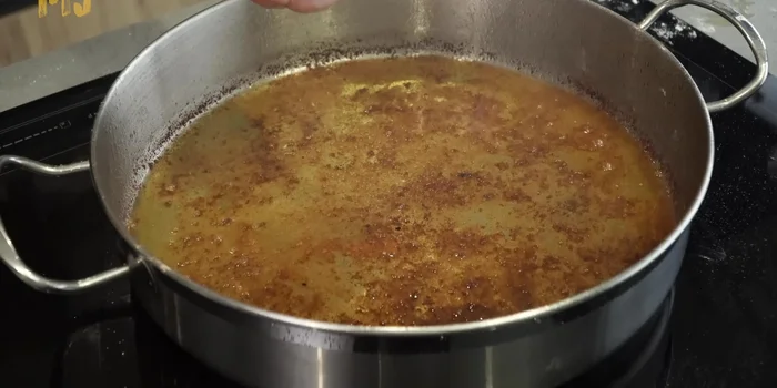 En el mismo aceite, sofreír los ajos cortados.