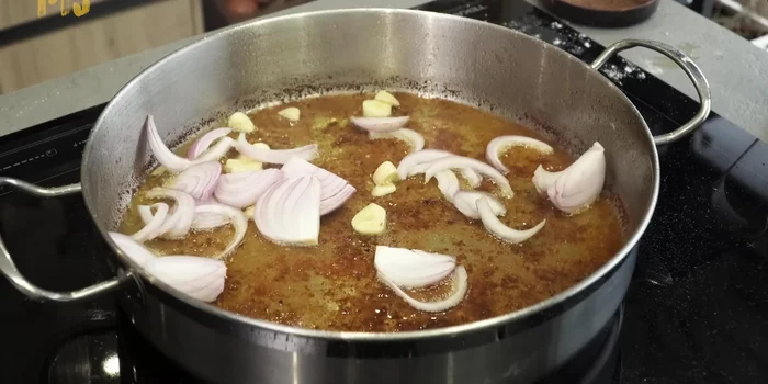 Añadir la cebolla cortada en juliana y cocinar durante 5 minutos.
