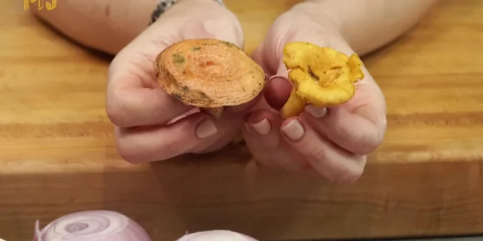 Incorporar las setas (rovellons, níscalos, rusiñoles o las que se prefieran) y cocinar 20 minutos más.