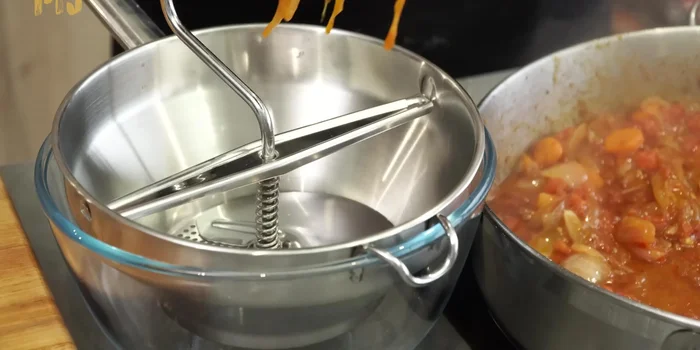 Retirar las aromáticas y pasar la salsa por un pasapurés (o triturar).