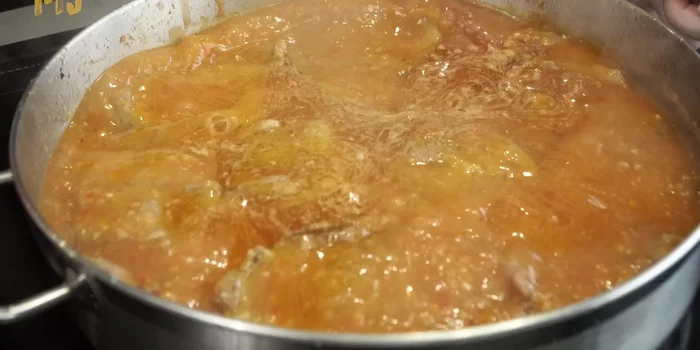 Preparar una picada con almendras y avellanas tostadas.