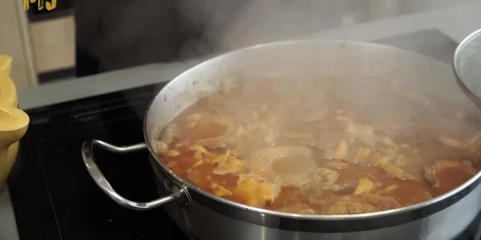 A 5 minutos del final, incorporar la picada disuelta en caldo y remover.