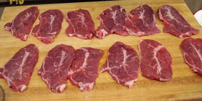 Salpimentar la carne de ternera por ambas caras y cortarla muy fina.