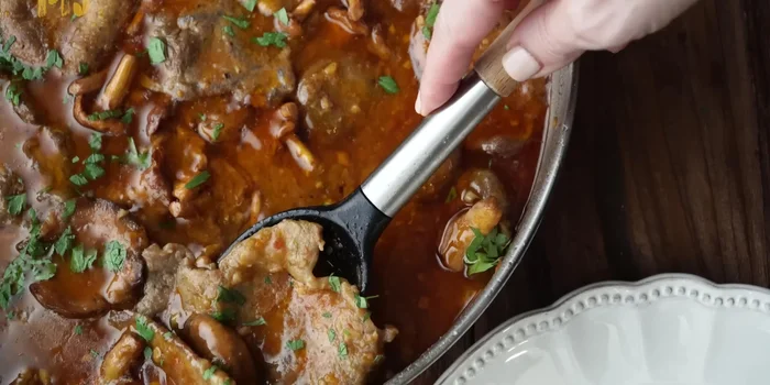 Servir con perejil fresco picado y patatas al horno o fritas.