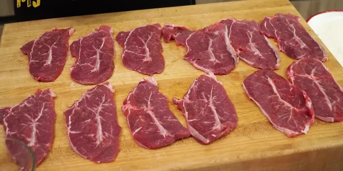 Pasar la carne por harina, eliminando el exceso.
