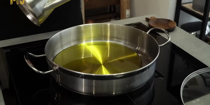 Dorar ligeramente la carne en una cacerola con aceite de oliva virgen extra por ambas caras y reservarla.