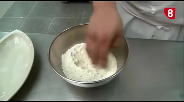 Para la pasta fresca: Mezclar 250g de harina, 2 huevos y un poco de sal. Amasar hasta obtener una textura firme. (125.88)