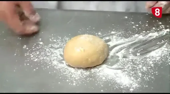 Estirar la masa con un rodillo o máquina de pasta hasta obtener una lámina fina. Cortar la pasta en la forma deseada. (180.36)