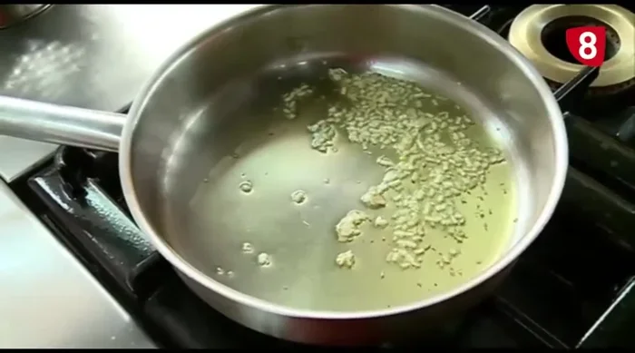 Saltear la pasta cocida con ajos, orégano, sal y pimienta. (294.639)
