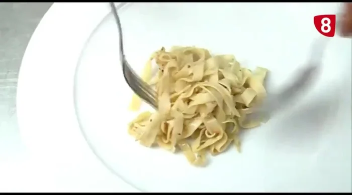 Emplatar: Servir la lengua al vino con la pasta salteada. Decorar al gusto. (364.56)