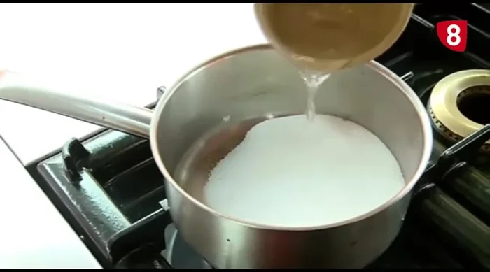 Para el caramelo: Calentar azúcar con unas gotas de agua hasta obtener un caramelo rubio. (50.36)
