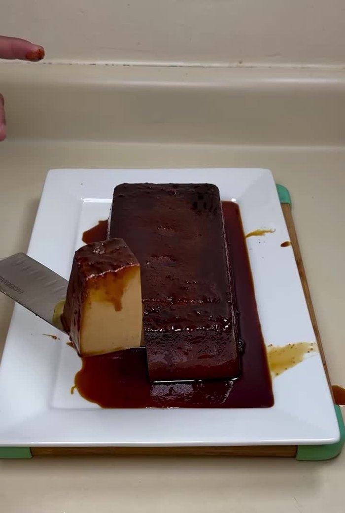 Caramelizar el azúcar en una olla a fuego lento, removiendo constantemente para evitar que se queme. [El postre se amargará si el azúcar se quema]