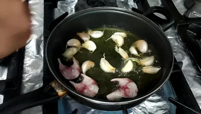 Agregar las rodajas de caballa a la sartén y dorar ligeramente por ambos lados. No es necesario cocinarla demasiado.