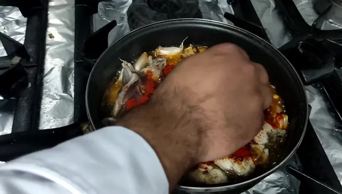 Agregar una cucharada de pimentón. Remover con cuidado para evitar que se queme.