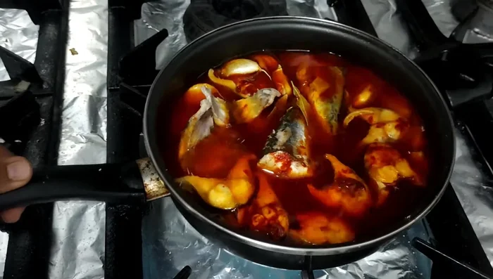 Dejar cocinar a fuego lento hasta que el agua se evapore. Remover ocasionalmente para evitar que se pegue.