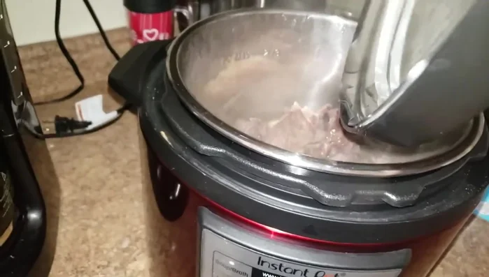 Pasar la carne a una cacerola de barro.