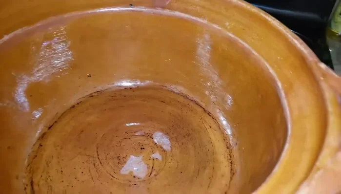 Desbaratar la carne cocida con un machacador.