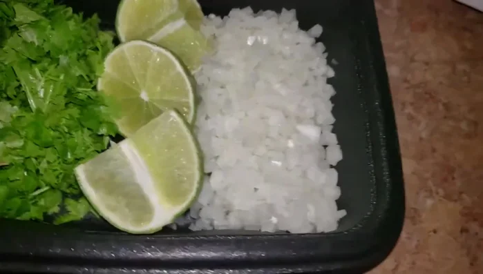 Sazonar con cebolla, cilantro y limón.